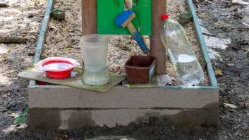 Aparecen botellas de agua en esquinas o en las puertas de las casas en pueblos y obedecen a un motivo muy higiénico