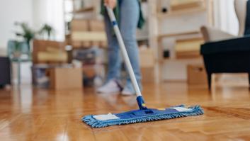 Adiós al vinagre: el trucazo de experto para dejar el parquet como nuevo con un artículo de cocina