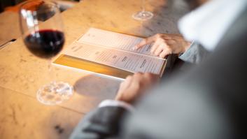 Sube una carta parodia de un restaurante y los usuarios ponen el grito en el cielo por su parecido a la realidad