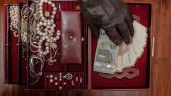 Descubre un tesoro de los años 70 por valor de 98.000 euros y su felicidad se esfuma cuando el cartero llama a la puerta