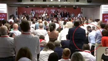 Se ve perfectamente lo que ha hecho Page mientras todo el Comité Federal aplaudía en pie a Sánchez