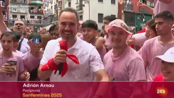 Lo que le ha ocurrido a un reportero de TVE durante el Chupinazo muestra lo complicado que es hacer un directo en Pamplona estos días