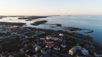 Una anciana lleva esperando ocho años en la cola para una cabina de baño y es posible que nunca la consiga