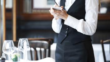 Una camarera toma nota a una familia, la hija pide una crepe y al llevársela se encuentra una escena que no puede creer