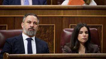 Abascal corrige a De Meer y niega saber la cifra de migrantes que piden deportar, mientras el PP se distancia