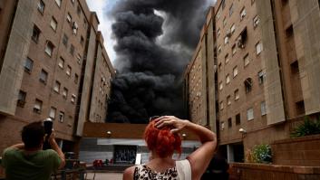 Varios vecinos atendidos por inhalar humo de un aparatoso incendio en la avenida del Puerto de Valencia