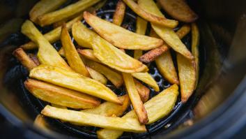 Pocos saben que las patatas remojadas con este agua quedan súper crujientes en la freidora de aire