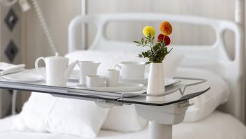 Van a la cafetería del hospital, alucinan con lo que vale el agua y la justificación de la empresa no mejora la situación