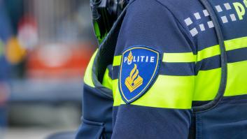 Un joven está en su salsa mientras sus padres están de vacaciones, llaman a la puerta y es un agente con sospechas