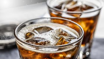 Le dice al camarero que su Coca-Cola está caliente, él se la lleva y al traerla de nuevo la clienta no da crédito a lo que ve