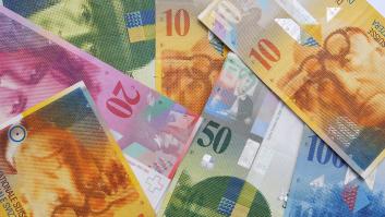 Una familia descubre fajos de billetes en un falso techo, quiere ingresarlos pero el banco destroza sus sueños