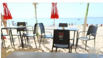 Xabier Fortes sube una foto desde la playa, le dicen que disfrute de su "sueldazo público" y da la réplica del verano