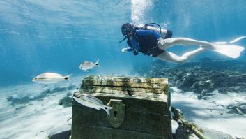 Una niña pasea por la playa, tropieza con 'algas' pero es un tesoro precioso que ha sobrevivido más de 100 años