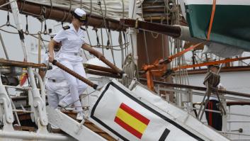 Captan el pequeño susto de Leonor al bajar del Juan Sebastián Elcano tras terminar su instrucción