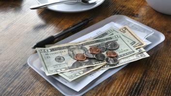 Se niega a dejar propina en un bar de EEUU porque han tardado en servirle y la reacción del hostelero es para verla