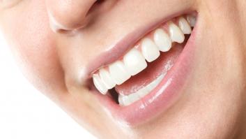 Una higienista bucal señala la peor bebida para la salud de tu boca: "Desgasta más el esmalte"