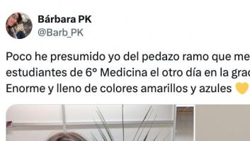 Una profesora enseña el regalo que le hicieron sus alumnos tras la graduación: "Es precioso"
