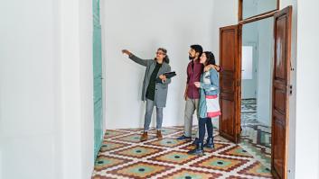 El plan de los inquilinos que se hacen pasar por pareja para tener un alquiler: "Le tomas la mano a tu amigo durante la visita y funciona"