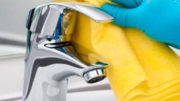 "Usa esta piedra verde para eliminar la cal de cualquier pieza metálica": el truco barato de una experta en limpieza