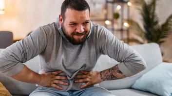 Un hombre se siente fatal tras una fiesta pero no esperaba ese brutal diagnóstico: sus compañeros evitan sentarse a su lado