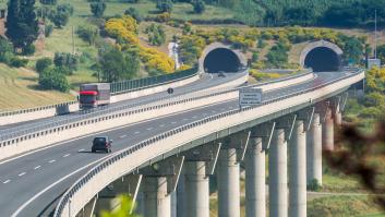 Un hombre baja de su coche para pagar el peaje, pero el vehículo tenía preparado un peligroso viaje para su esposa