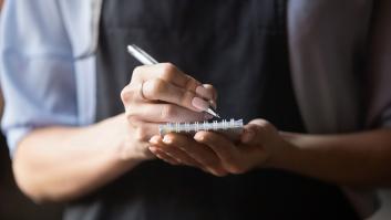 Una camarera entra a trabajar una semana antes de lo firmado y ese 'desliz' termina en 20.000 euros de indemnización