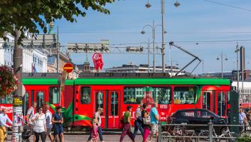 Se descuida con el billete tras sufrir un drama y el frío revisor la obliga a volver a casa caminando bajo la lluvia