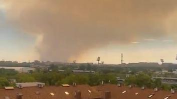 Una nube de humo y ceniza cubre parte del cielo de Madrid tras el incendio en Méntrida