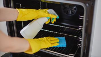 El desconocido y efectivo método para limpiar a fondo el horno mientras duermes