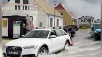 Un gran chaparrón llena de agua la ciudad y durante 10 minutos se convierte en el paraíso de estos deportistas