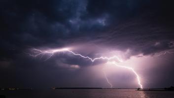 Un joven es alcanzado por un rayo, le entra por el codo, le sale por el pie y sus órganos acaban intactos: "Un milagro"