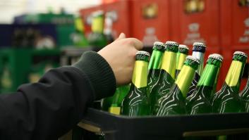 Una pareja se va de viaje de novios, regresa a casa y no pueden entrar por una muralla de cajas de cerveza