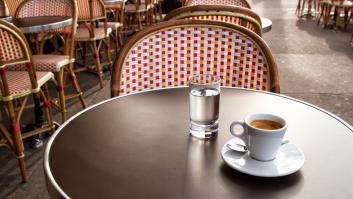 Preguntan al camarero si tienen cambiador, éste les dice que sí y al ir a limpiar la mesa se encuentra lo impensable