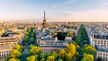 Saca los billetes de avión para París, se equivoca en una letra y ojo al lugar donde acaba yendo