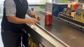 Un trabajador de Lidl muestra lo que no se debe hacer al colocar la compra y casi todo el mundo hace