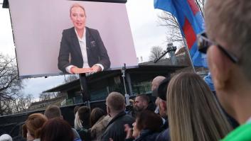 Un coro cuela unos altavoces en el plató y consigue boicotear una entrevista a la líder de la ultraderecha alemana