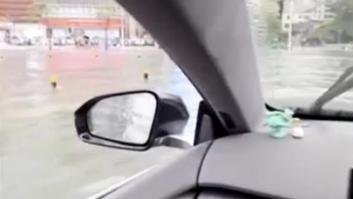 Una persona desafía al tifón Wipha y conduce su coche una carrera inundada en China
