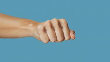 Cierra el puño y extiende solo este dedo: descubrirás que es totalmente imposible y un experto sabe el motivo