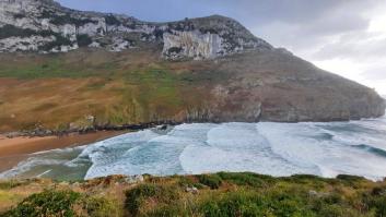 Rescatan a un niño y un adulto de 70 años atrapados en una zona rocosa de una playa de Cantabria