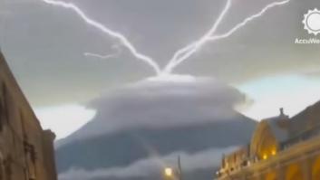 Un rayo asciende desde el volcán de Agua y deja imágenes que parecen de otro mundo