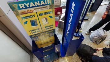 Este es el extra que ganan los trabajadores de Ryanair por encontrar maletas demasiado grandes en las cabinas