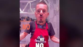 Un carnicero, escandalizado al escuchar cómo hace un cliente las albóndigas: "¿Qué está haciendo?"