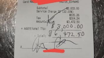 Un artista famoso visita el restaurante y su propina deja sin palabras a la camarera y al resto del equipo del local