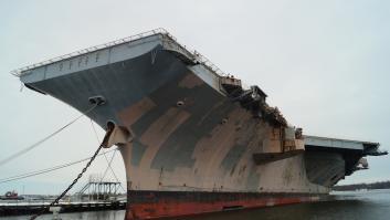 Hace aguas el buque de guerra más grande del mundo con más de 100.000 toneladas y 3 años de problemas acumulados