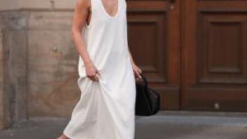 El vestido atemporal con largo perfecto que no te querrás quitar en todo el verano (ni en la próxima temporada)