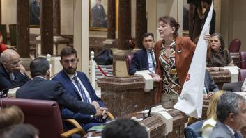 Una diputada de Podemos en Murcia regala a Vox un capirote del Ku Klux Klan