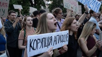 Zelenski afronta a las primeras protestas en las calles de Ucrania desde que empezó la invasión rusa