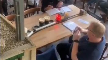 Un restaurante checo transforma la experiencia gastronómica con trenes que sirven la comida