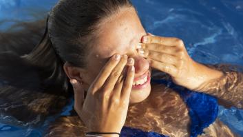 A una oftalmóloga le basta una imagen para quitar las ganas de bañarse con lentillas: "Pueden ser un combo que acabe fatal"