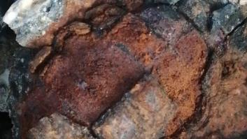 Una niña recoge una piedra en la Costa Brava, empieza a deshacerse y descubren un peligroso artefacto